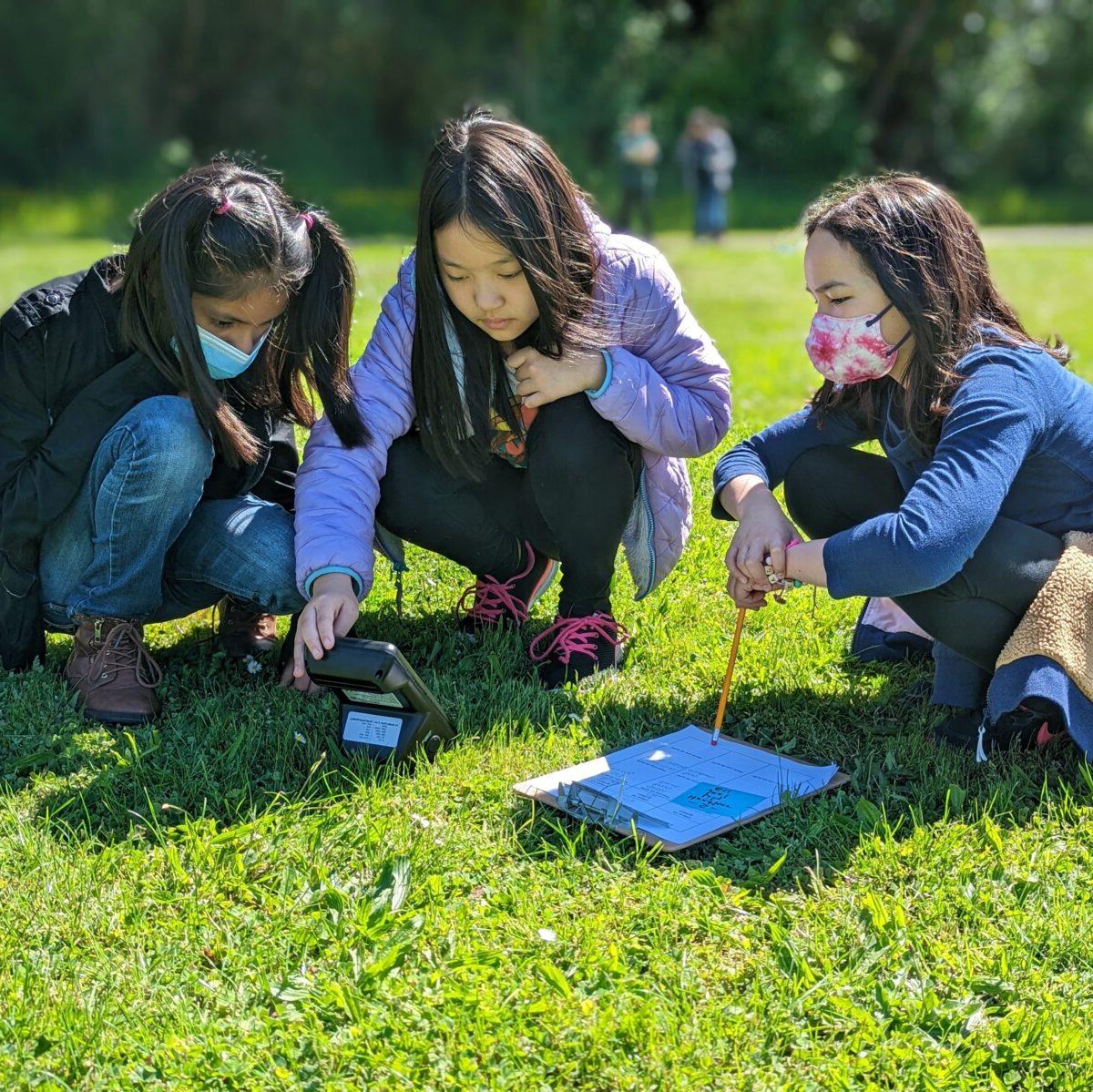 Tukwila School District students monitored the air quality on their campus as part of 地球Gen's 呼吸更容易 程序 this summer.