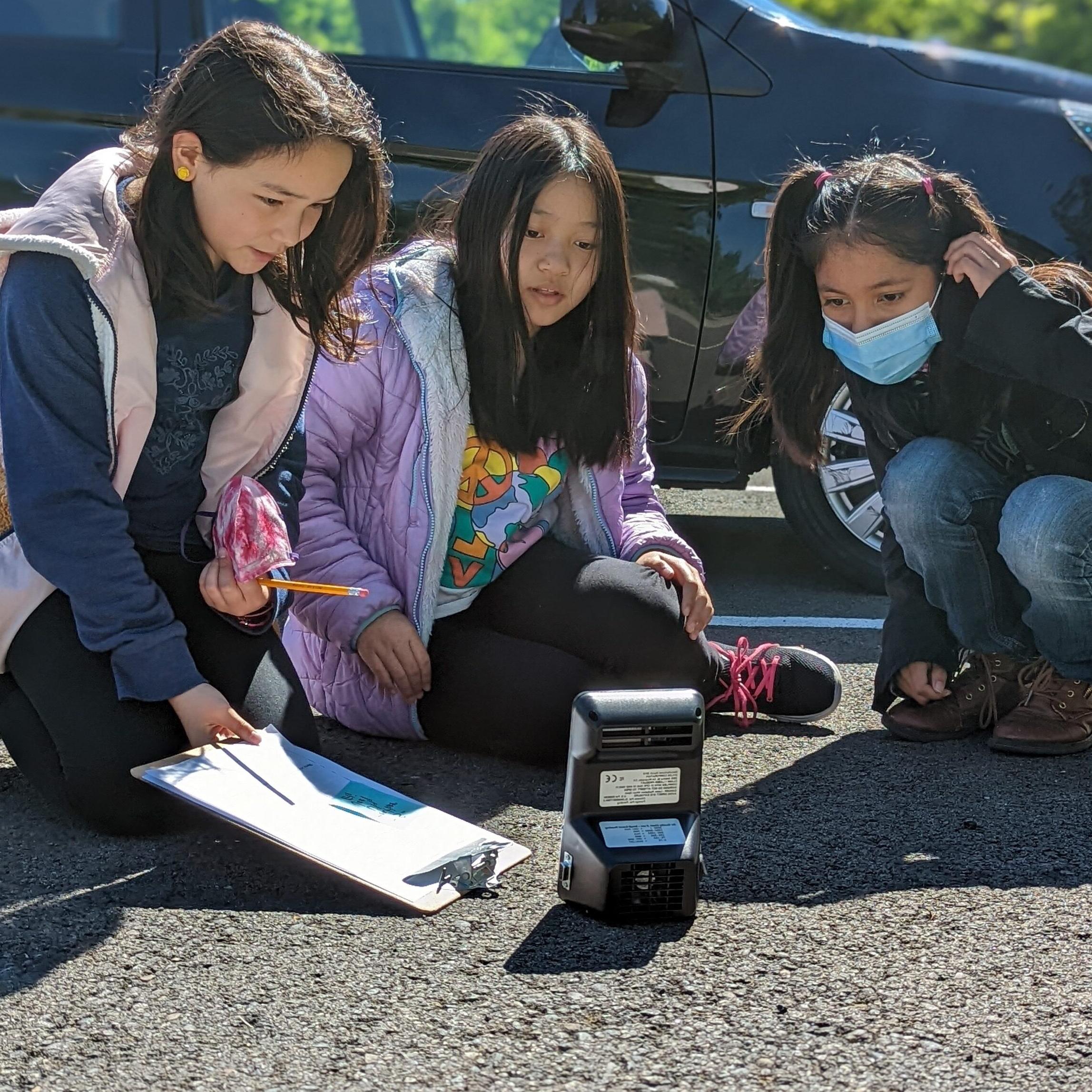 今年夏天，图克维拉学区的学生监测了校园内的空气质量，这是地球Gen的“呼吸更轻松”项目的一部分.